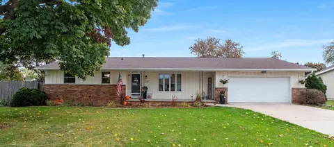 2317 E Serenade Ln, Green Bay, WI 54301