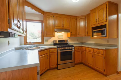 Kitchen - 160 Harrys Gtwy, Appleton, WI 54914 photo 2 of 3
