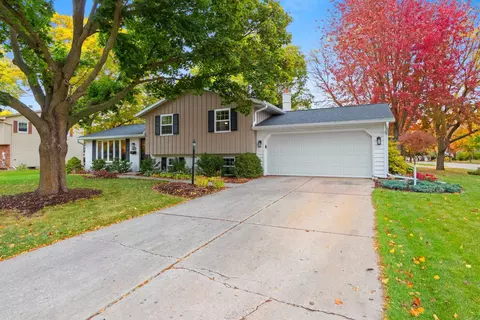 624 Voelker St, De Pere, WI 54115
