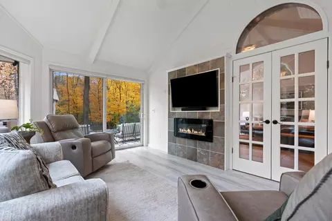 Living - 133 S Pine Ct, Appleton, WI 54914 photo 7 of 8