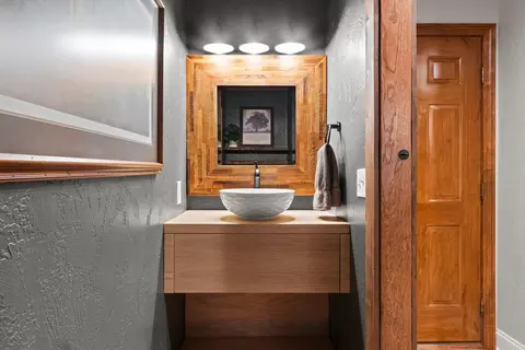 Bath - 133 S Pine Ct, Appleton, WI 54914 photo 4 of 7