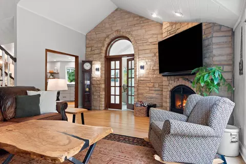 Living - 133 S Pine Ct, Appleton, WI 54914 photo 6 of 8