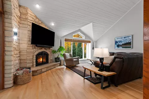 Living - 133 S Pine Ct, Appleton, WI 54914 photo 3 of 8