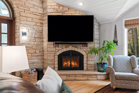 Living - 133 S Pine Ct, Appleton, WI 54914 photo 2 of 8