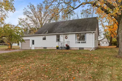 922 Elm St, Manawa, WI 54949