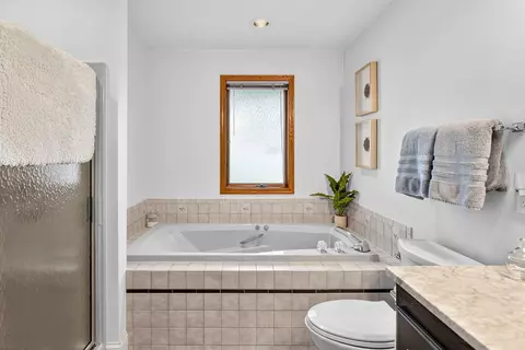 Bath - 2615 N Millbrook Rd, Appleton, WI 54914 photo 3 of 8