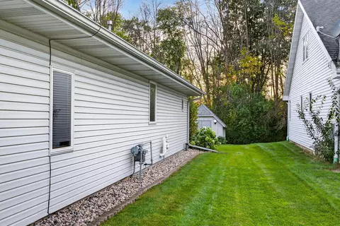 Exterior - 2615 N Millbrook Rd, Appleton, WI 54914 photo 6 of 7
