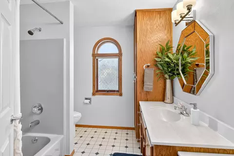 Bath - 2615 N Millbrook Rd, Appleton, WI 54914 photo 7 of 8