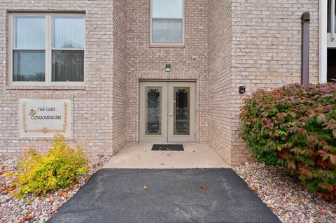 1600 Rustic Oaks Ct, Green Bay, WI 54301