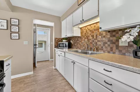 Kitchen - 2201 N Elinor St, Appleton, WI 54914 photo 4 of 5