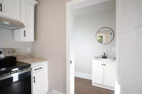 Entry Way - 845 E Pacific St, Appleton, WI 54911 photo 2 of 3