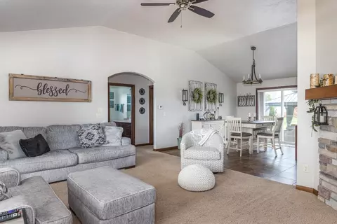 Living - w5724 Jochmann Drive, Appleton, WI 54915 photo 2 of 4