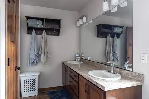 Bath - w5724 Jochmann Drive, Appleton, WI 54915 photo 1 of 3