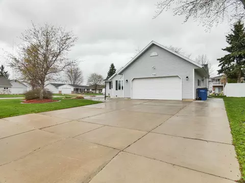 702 Carol Ln, Pulaski, WI 54162