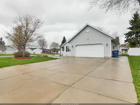 702 Carol Ln, Pulaski, WI 54162