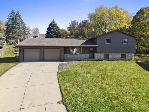953 Hilly Haven Ct, Green Bay, WI 54311