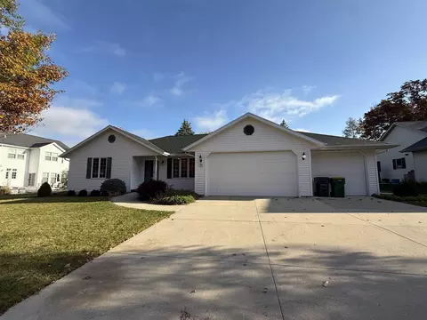 1043 Woodcrest Dr, Fond Du Lac, WI 54935