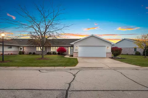 1638 Twin Lakes Cir, Green Bay, WI 54311