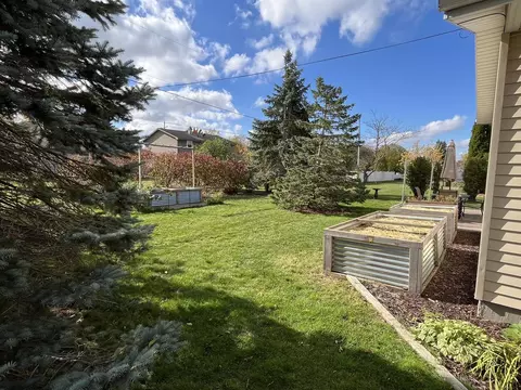 Exterior - 1501 W Cloverdale Dr, Appleton, WI 54914 photo 6 of 7