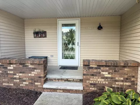 Exterior - 1501 W Cloverdale Dr, Appleton, WI 54914 photo 3 of 7