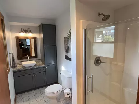 Bath - 1501 W Cloverdale Dr, Appleton, WI 54914 photo 1 of 3