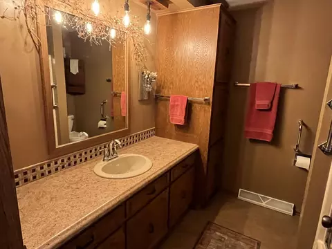 Bath - 1501 W Cloverdale Dr, Appleton, WI 54914 photo 2 of 3