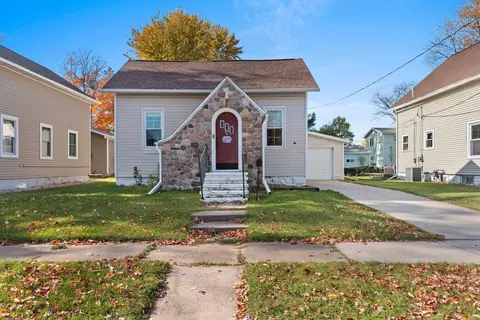 1011 Lawrence St, New London, WI 54961