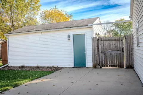 Exterior - 206 S Telulah Ave, Appleton, WI 54915 photo 8 of 10