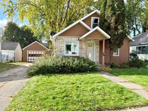 58 15th St, Clintonville, WI 54929