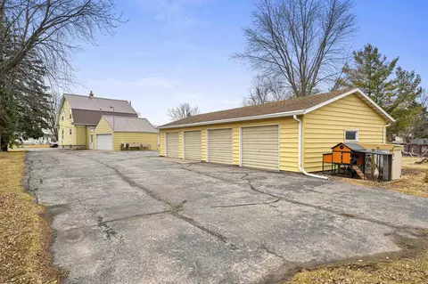 Exterior - 814 Main St, Wrightstown, WI 54180 photo 6 of 9