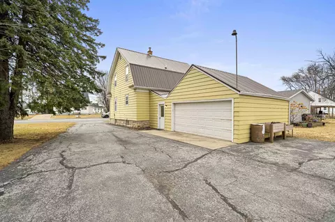 Exterior - 814 Main St, Wrightstown, WI 54180 photo 2 of 9