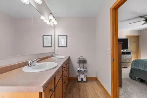 Bath - 4124 E Glory Ln, Appleton, WI 54913 photo 2 of 6