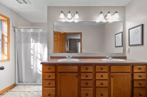 Bath - 4124 E Glory Ln, Appleton, WI 54913 photo 3 of 6