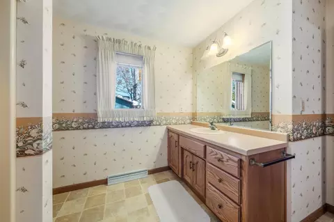 Bath - 2635 S Harmon St, Appleton, WI 54915 photo 2 of 3
