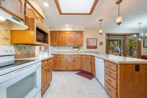 Kitchen - 2635 S Harmon St, Appleton, WI 54915 photo 2 of 4