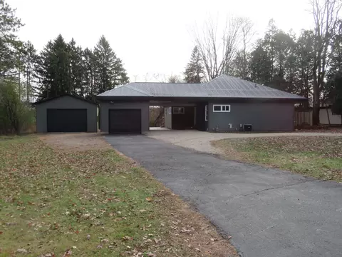 245 Summit St, Iola, WI 54945