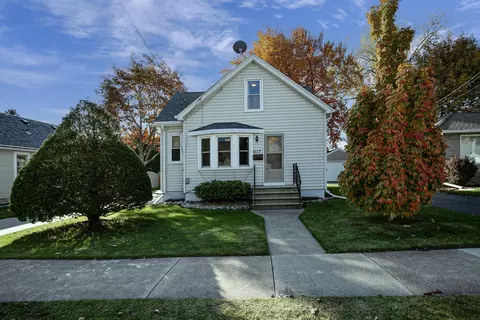 617 8th St, Menasha, WI 54952