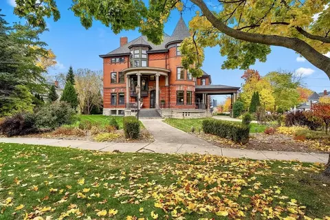 902 S Madison St, Green Bay, WI 54301
