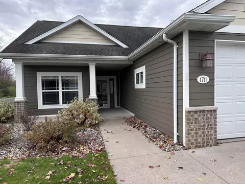 1711 Oak Hollow Ln, Neenah, WI 54956