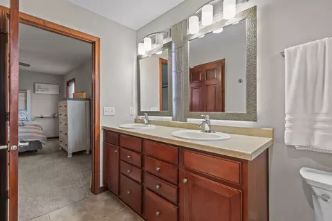 Bath - 4027 E Glory Ln, Appleton, WI 54913 photo 5 of 7