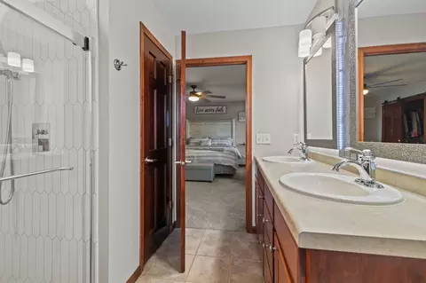 Bath - 4027 E Glory Ln, Appleton, WI 54913 photo 4 of 7