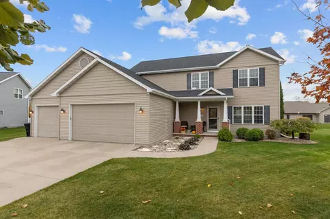 Exterior - 4027 E Glory Ln, Appleton, WI 54913 photo 4 of 9