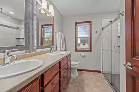 Bath - 4027 E Glory Ln, Appleton, WI 54913 photo 3 of 7