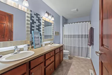 Bath - 4027 E Glory Ln, Appleton, WI 54913 photo 2 of 7