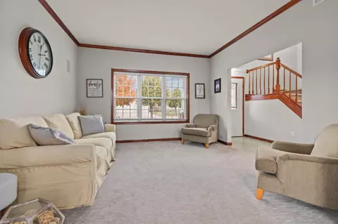 Living - 4027 E Glory Ln, Appleton, WI 54913 photo 2 of 4