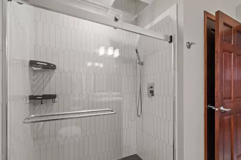 Bath - 4027 E Glory Ln, Appleton, WI 54913 photo 6 of 7