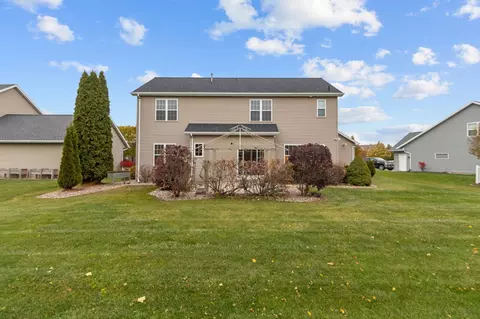 Exterior - 4027 E Glory Ln, Appleton, WI 54913 photo 7 of 9