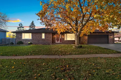 828 Lone Oak Rd, De Pere, WI 54115