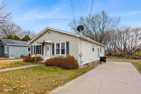 909 6th Ave, Menominee, MI 49858