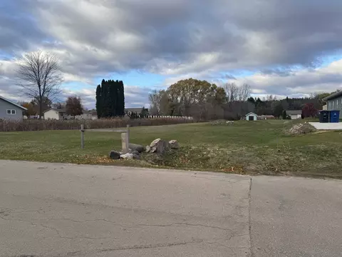 651 E River Dr, Omro, WI 54963